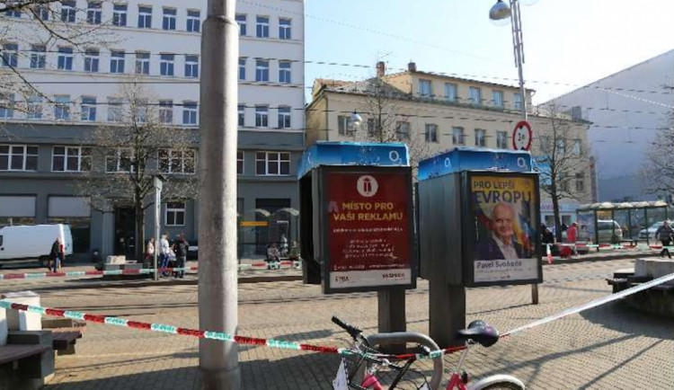 Z této budky volal anonym.