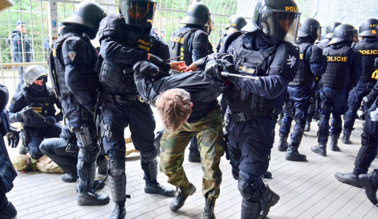 Zásah proti fanouškům