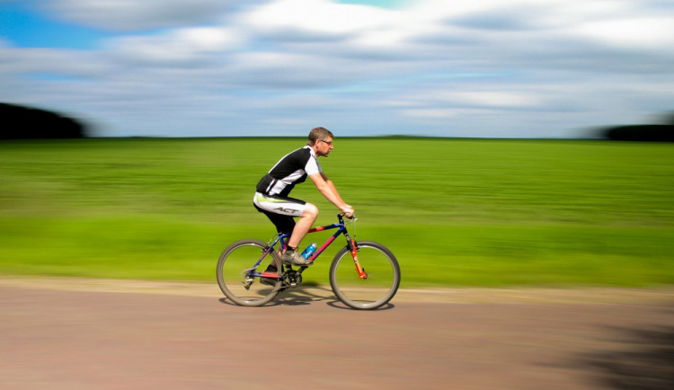 Cyklistická sezóna začala: Bez přilby ani ránu!