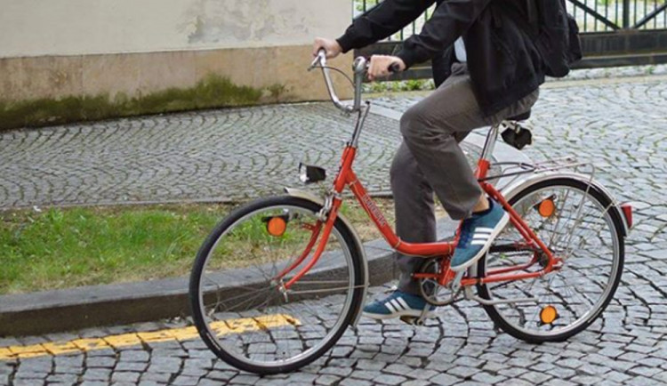 Cyklisté se vrací do provozu. Policie radí, jak je s výbavou a připomíná kontroly