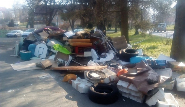 Takový nepořádek zůstává v libereckých ulicích po přistavení velkoobjemových kontejnerů.