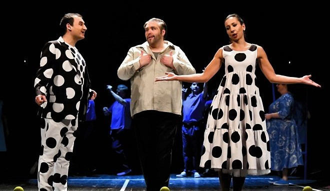 Tradiční Smetanova opera v kontroverzním podání končí. Dvě vdovy mají derniéru