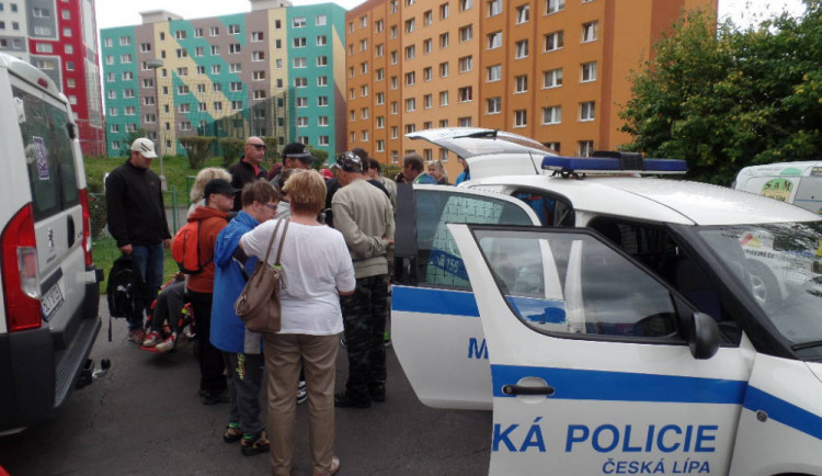 Dva kluci s podivnou zábavou. Rozhodli se zmlátit ještě mladší dítě