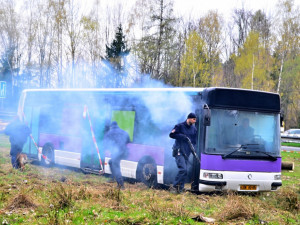 FOTO: Hořící autobus plný vězňů. Na místě zasahovaly složky IZS, naštěstí vše bylo jen na oko