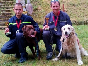 Pavel Málek a jeho parťák retrívr Charlie vpravo.