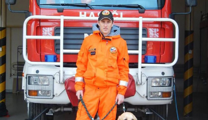 Pavel Málek a jeho parťák retrívr Charlie