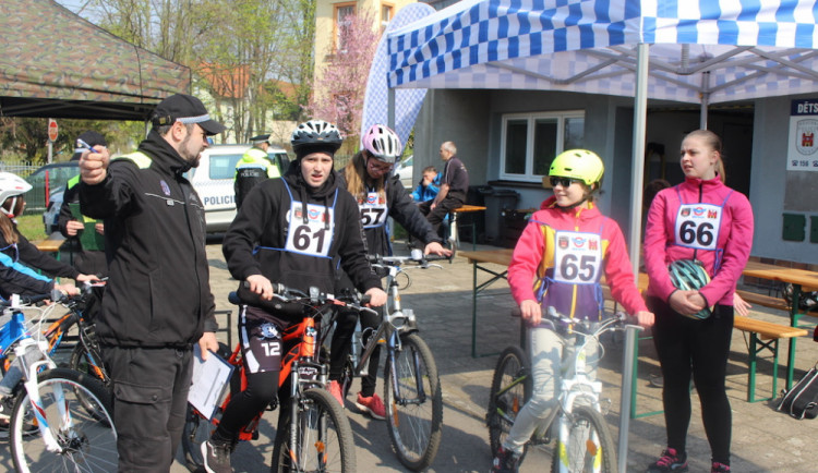 Dopravní hřiště patřilo malým cyklistům. Soutěže se účastnilo 140 dětí