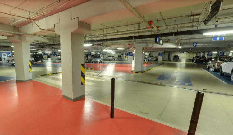 Muž zaparkoval auto v Šantovce. Z garáží mu s vozem někdo odjel