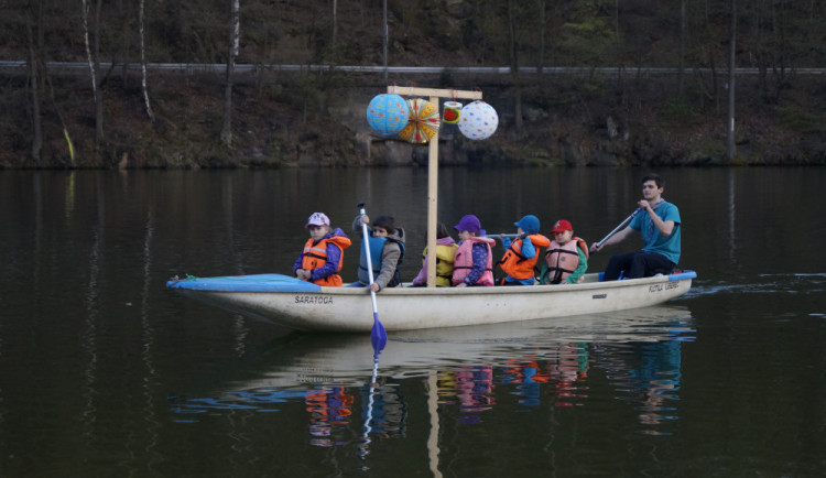 Lampiónová plavba je oblíbenou každoroční akcí.