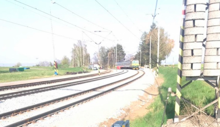 AKTUALIZOVÁNO: Člověk vystupoval na opačné straně, než je nástupiště. Srazil ho vlak