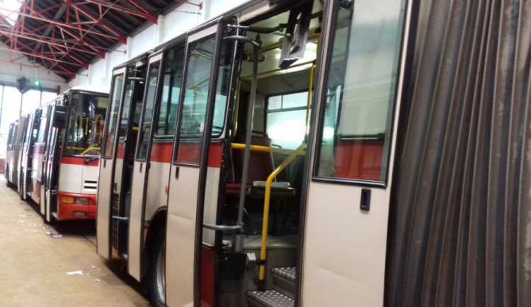 Kloubové autobusy prochází úpravami.