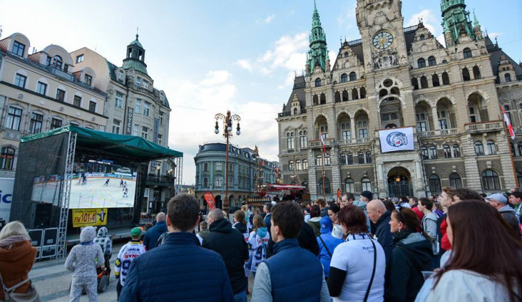 Projekce na náměstí.