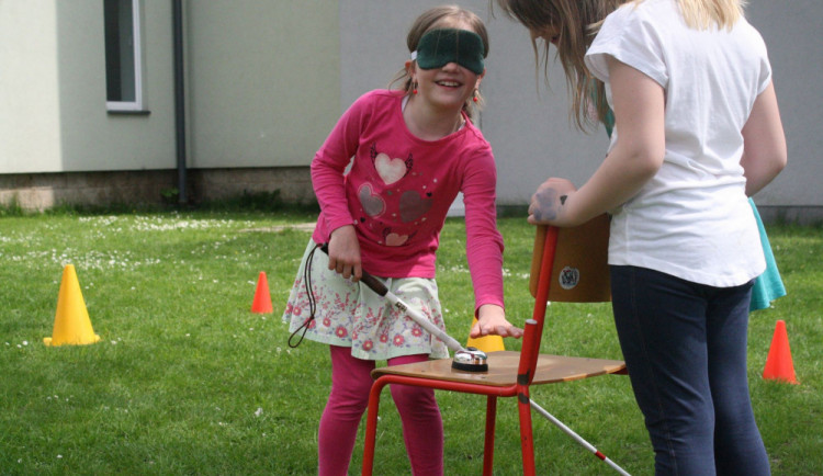 Děti si vyzkouší, jaké to je žít se zrakovým postižením.