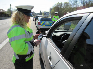 Pivo za volant nepatří a policisté to řidičům opakovaně připomínají
