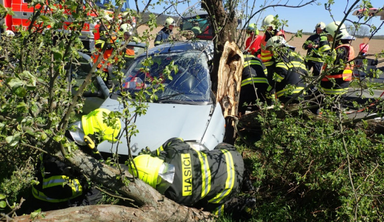 Řidič narazil svýma automobilem do stromu na Semilsku.