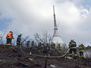 FOTO: Na Ještědu hořelo na stejném místě jako loni. Požár vznikl od odhozeného nedopalku