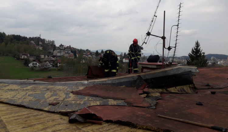 Hasiči včera bojovali s popadanými stromy i srolovanýma střechama