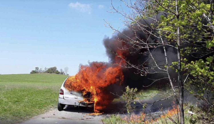 Auto zachvátily plameny. Řidič stihl jen vytočit linku 112