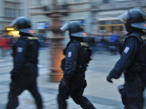 Policie stíhá pět fanoušků Jablonce. V kuklách po derby napadli příznivce Slovanu