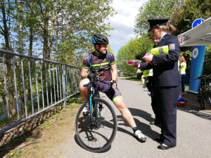 FOTO: Policisté nezapomínají ani na cyklisty. Rozdávají jim lékárničky i pokuty