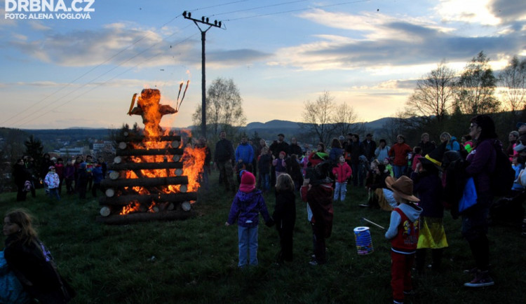 Pálení čarodějnic je zábavné, je důležité ale dodržovat bezpečnostní opatření.