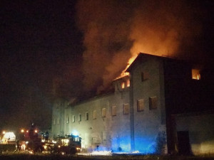FOTO: Bývalé českolipské nádraží hořelo. Oheň nejspíš založili bezdomovci