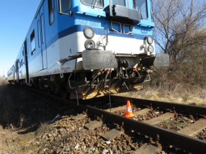 Auto vjelo pod vlak na nechráněném přejezdu. Nikdo se nezranil