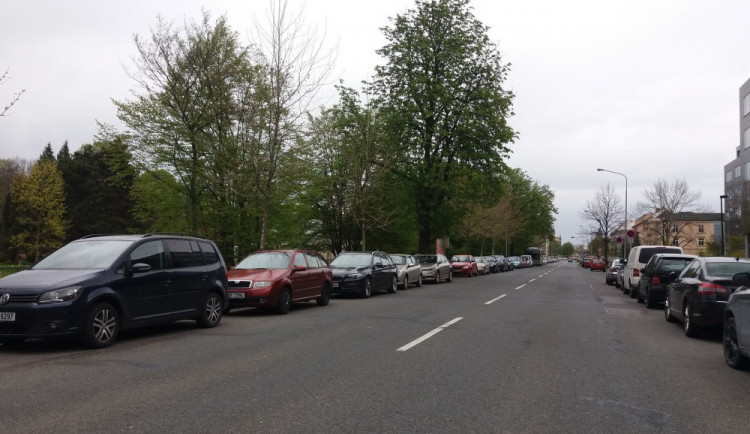 AKTUÁLNĚ: Parkovací místa v centru a u Šantovky jsou obsazená. Strážníci nabádají k využití MHD