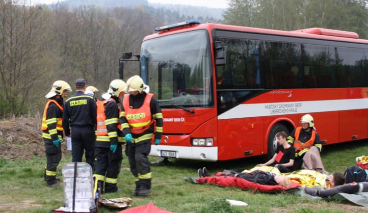 Foto ze cvičení hasičů.