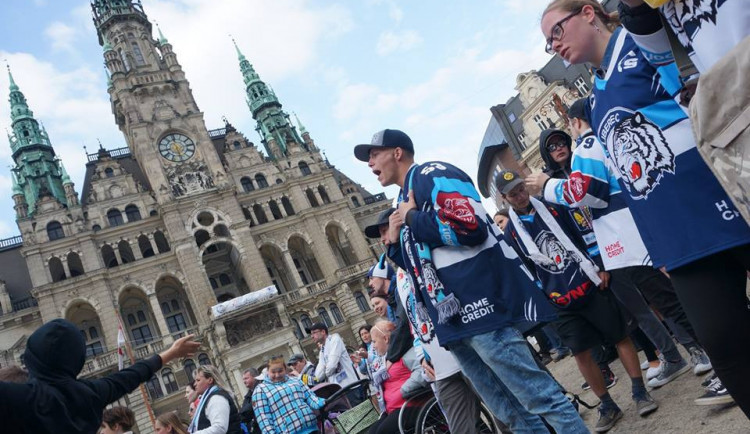 Bílí Tygři na šesté finále do Třince letěli. Před radnicí bude opět projekce