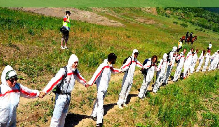 Lidé vytvoří živý řetěz