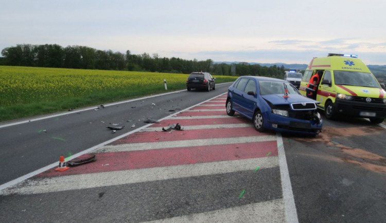 Řidička nedala přednost při vjíždění na Bludovský kopec. Tři osoby skončily v nemocnici