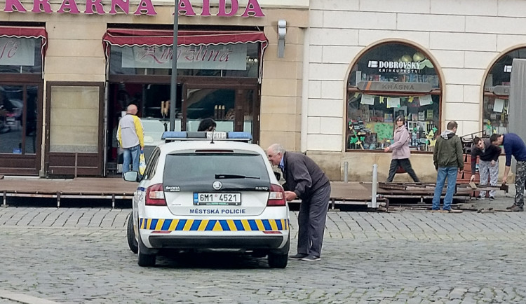 AKTUÁLNĚ: Provozovatel Aidy nemá povolení na zahrádku. Magistrát se rozhodl ji odstranit