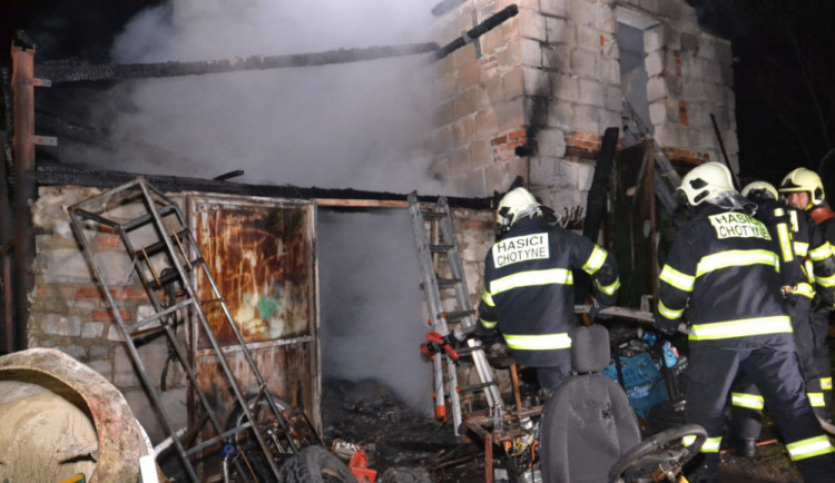 Hasiči včera vyjížděli i k požáru kůlny.