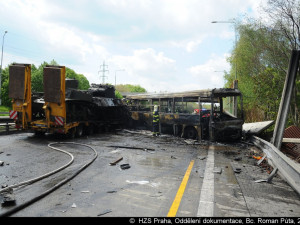 Na Pražském okruhu se dnes srazil kamion převážející tanky s autobusem.