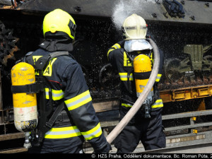 Na Pražském okruhu se dnes srazil kamion převážející tanky s autobusem.