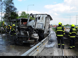 Na Pražském okruhu se dnes srazil kamion převážející tanky s autobusem.
