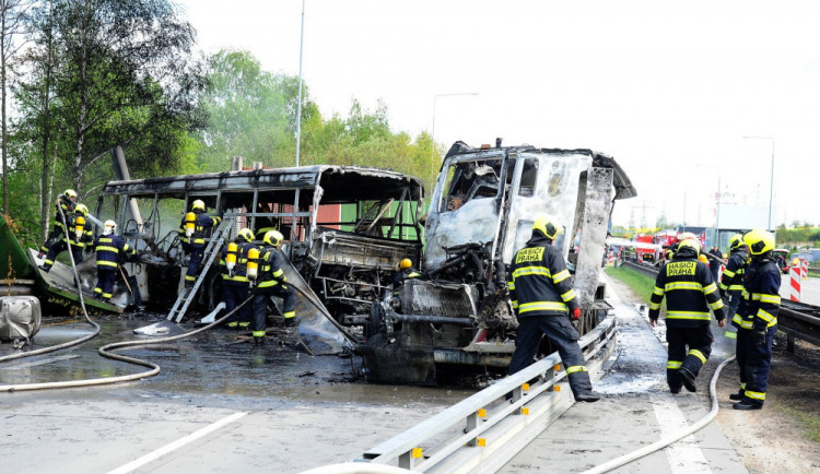Na Pražském okruhu se dnes srazil kamion převážející tanky s autobusem.