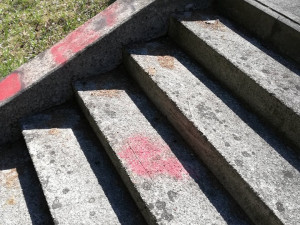 Poničený památník