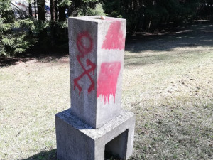 Poničený památník