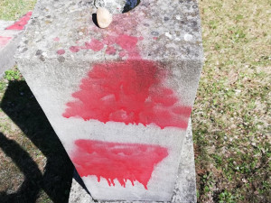 Poničený památník