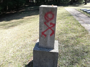 Poničený památník