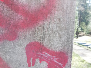 Poničený památník