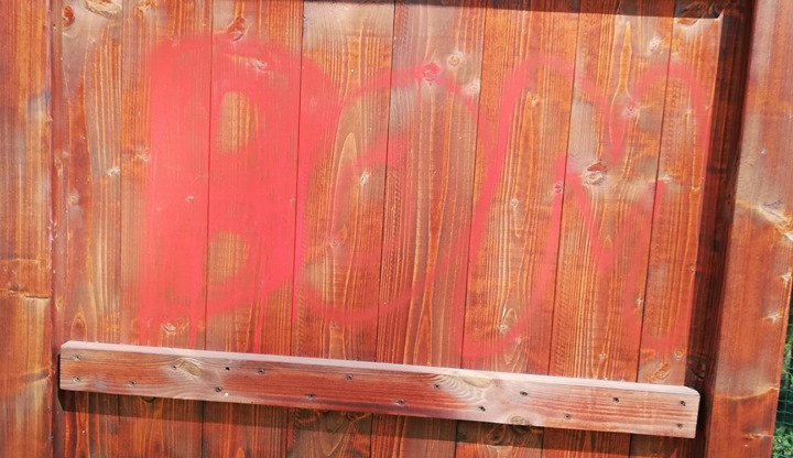 Poničený památník