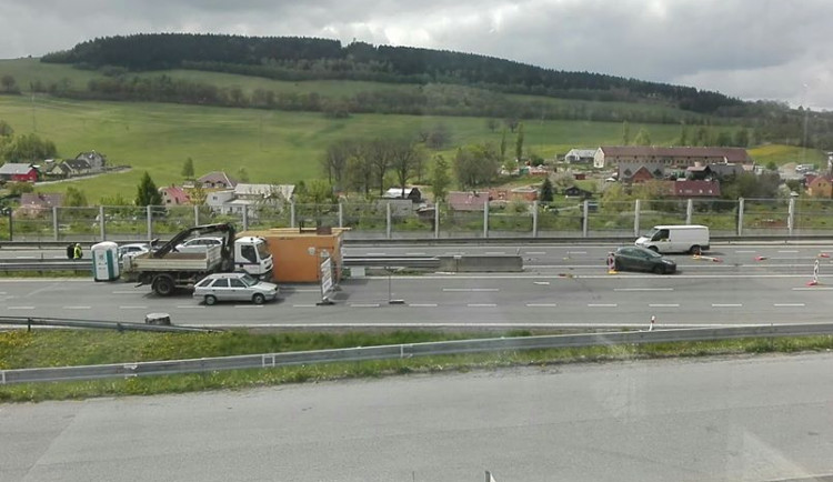 VIDEO: Nehoda dvou aut v zúžení u Jeřmanic. Tvoří se kolony