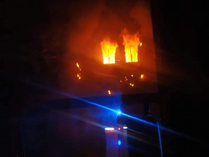 FOTO: Noční požár u silnice na Českou chalupu. Hořel opuštěný dům