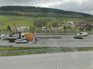 VIDEO: Nehoda dvou aut v zúžení u Jeřmanic. Tvoří se kolony