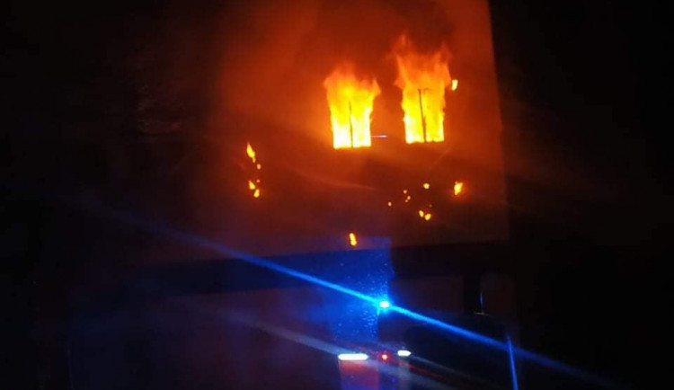 Plameny šlehaly z oken.