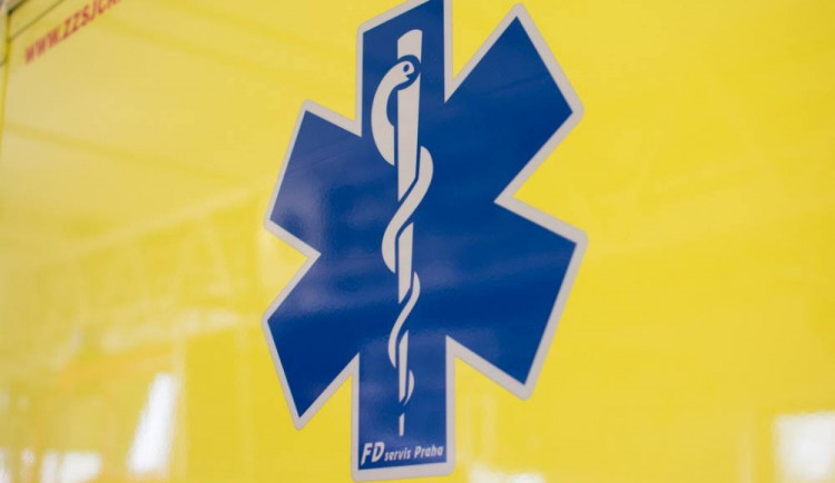 Senior ležel na zemi s krvácející ránou na hlavě. Oživovali ho strážníci