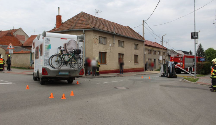 Řidič obytného vozu nedal přednost Fabii. V nemocnici skončily dvě malé děti a žena